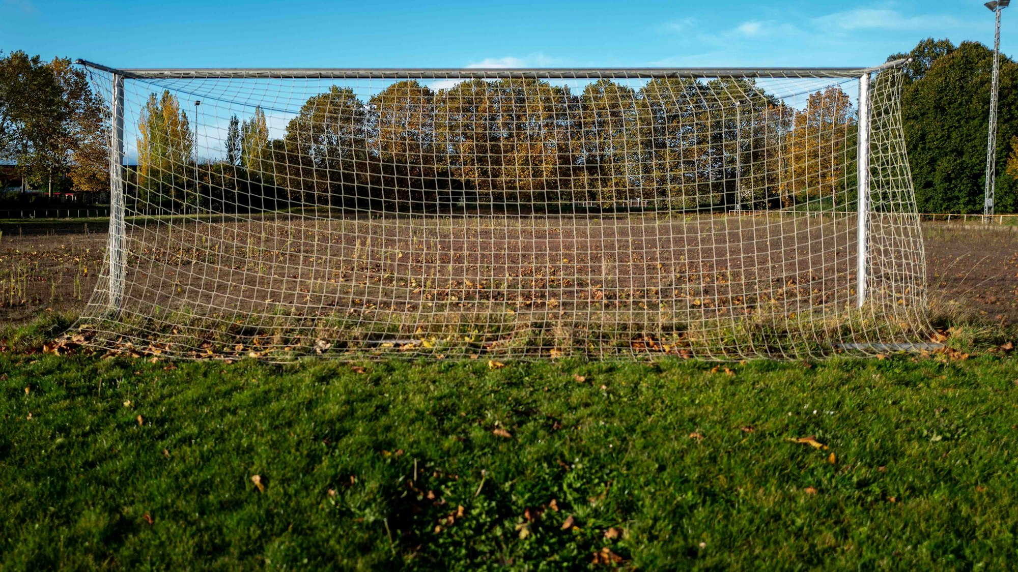 Das Bild zeigt ein Tor des Aschenplatzes.