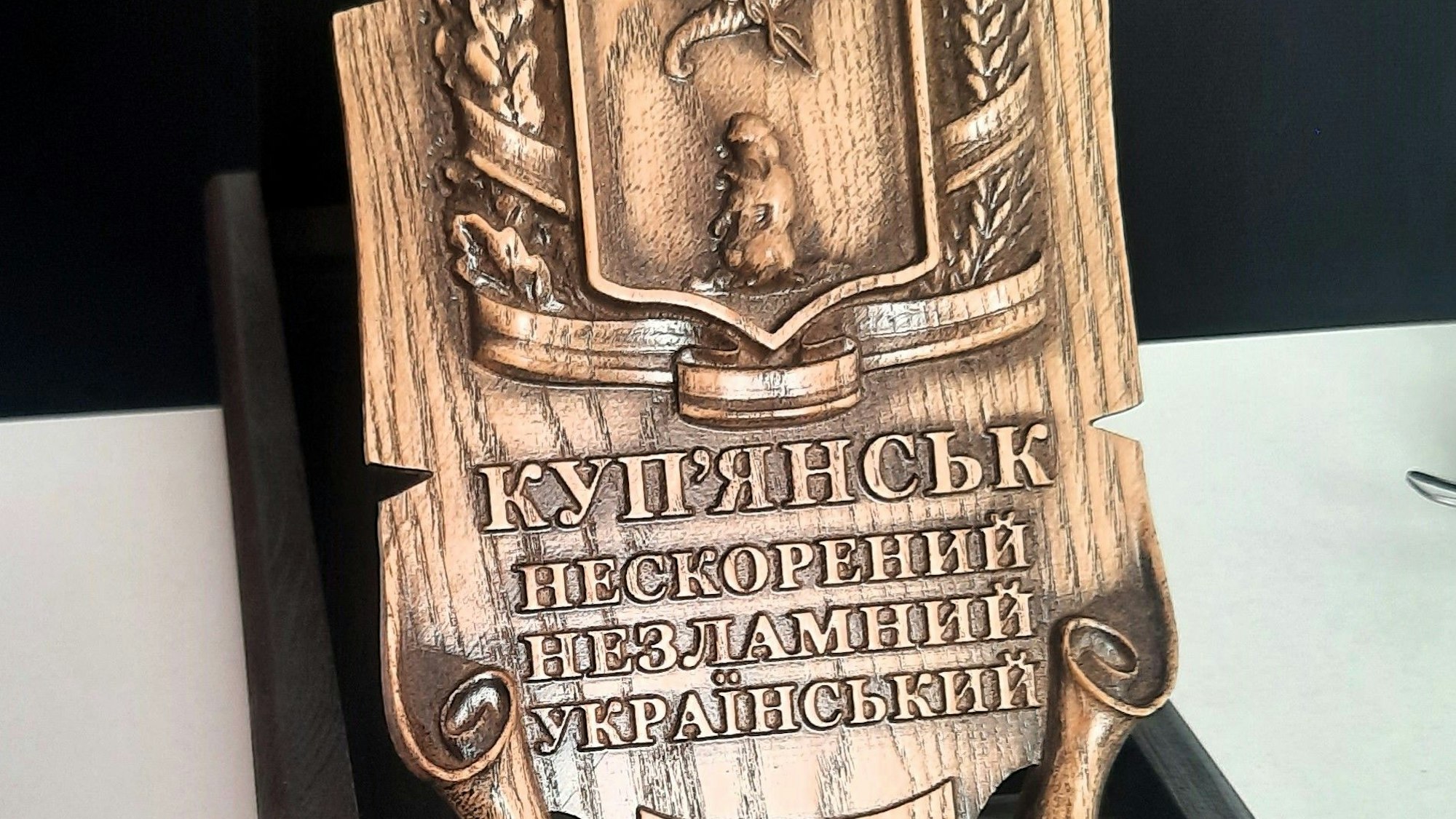 Rheinbach hilft hat ein Holzrelief mitgebracht