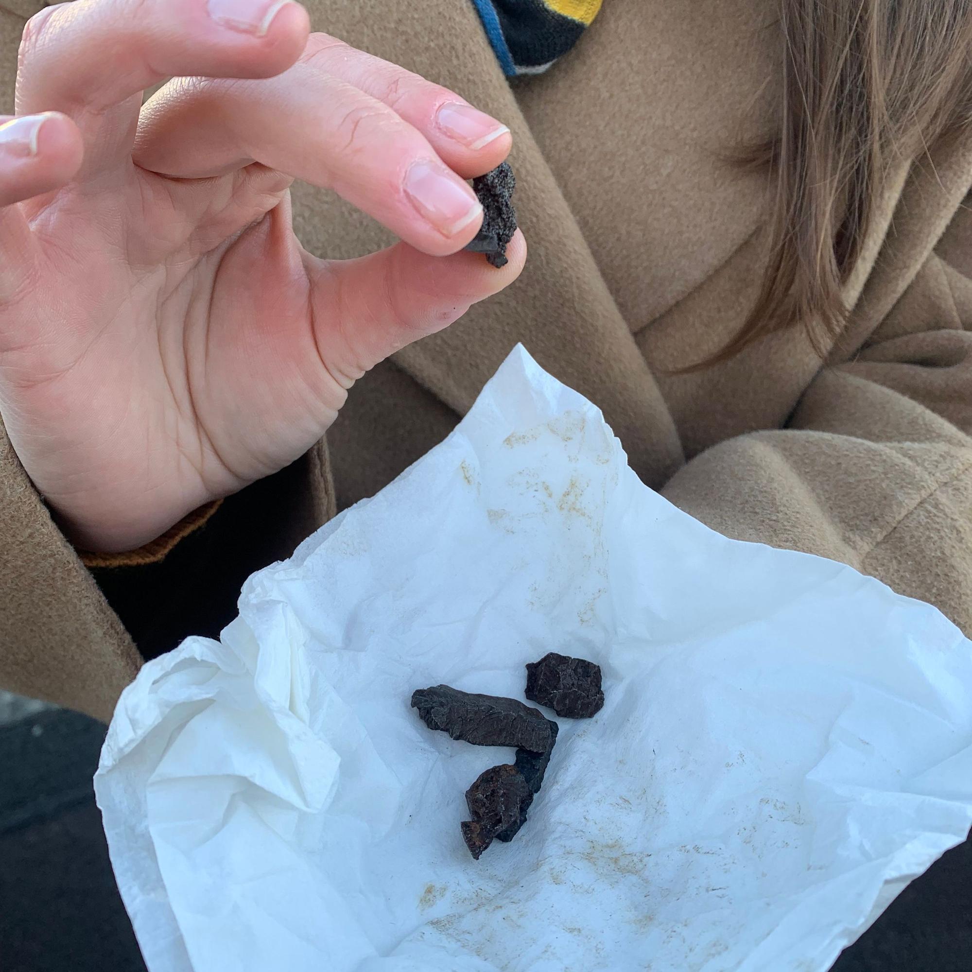 Julia Chenusha vom Blau-Gelben Kreuz zeigt einen tödlichen Bombensplitter, der kleiner als ihr Fingernagel ist.