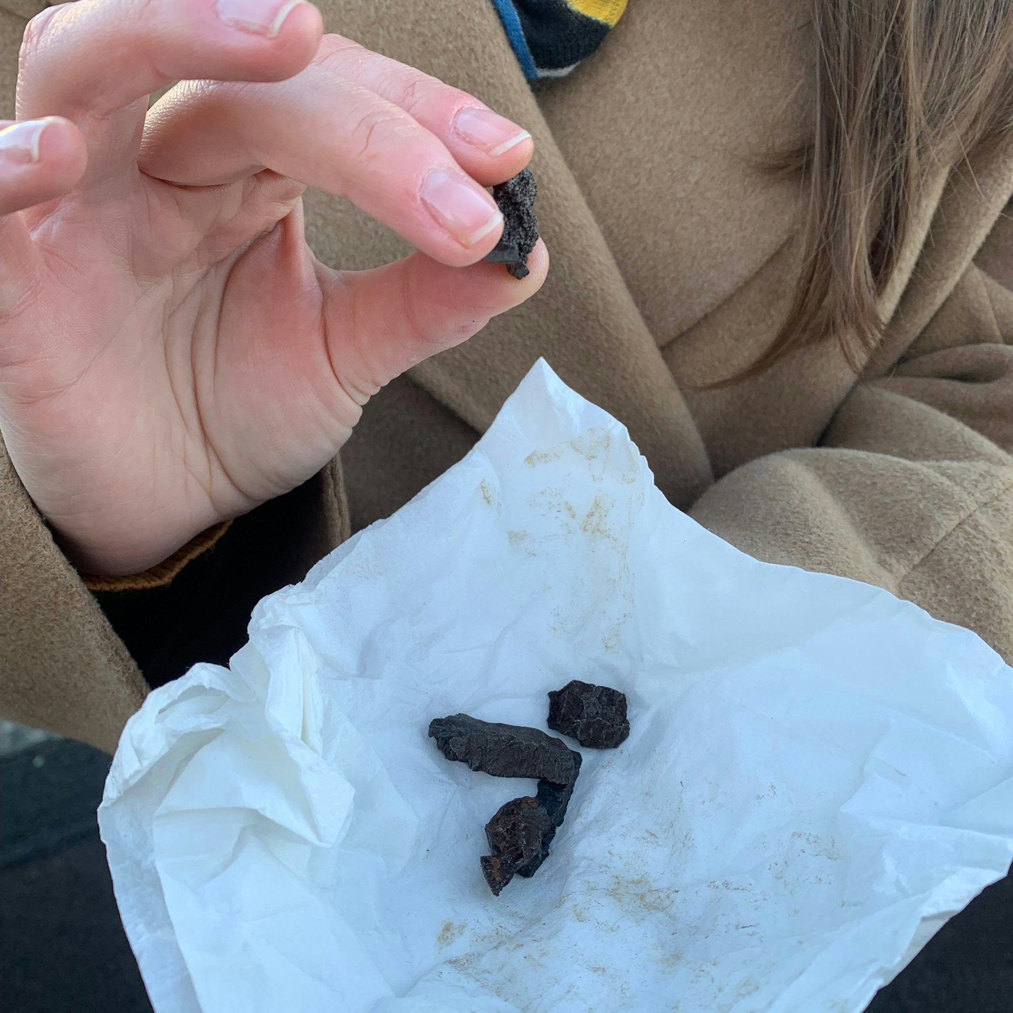 Julia Chenusha vom Blau-Gelben Kreuz zeigt einen tödlichen Bombensplitter, der kleiner als ihr Fingernagel ist.