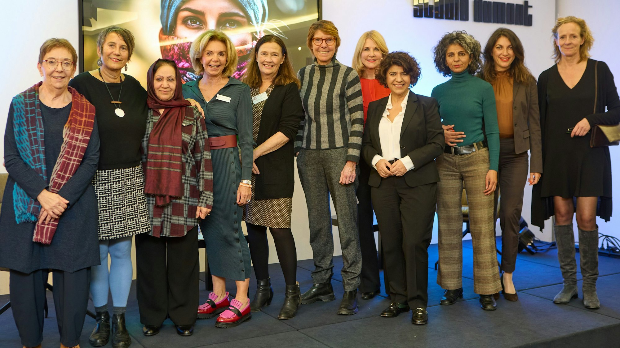 Teilnehmerinnen stehen auf einer Bühne.