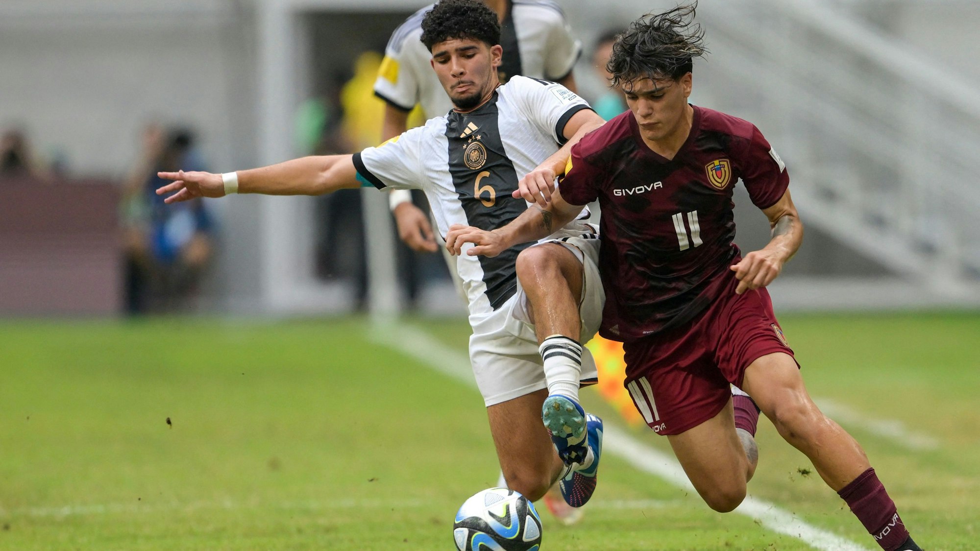 Fayssal Harchaoui (l.), Mittelfeldspieler des 1. FC Köln, posierte mit drei weiteren Spielern nach dem Sieg gegen die USA auf einem Foto, es gab zahlreiche Hasskommentare. Das Foto zeigt ihn bei der Partie gegen Argentinien.