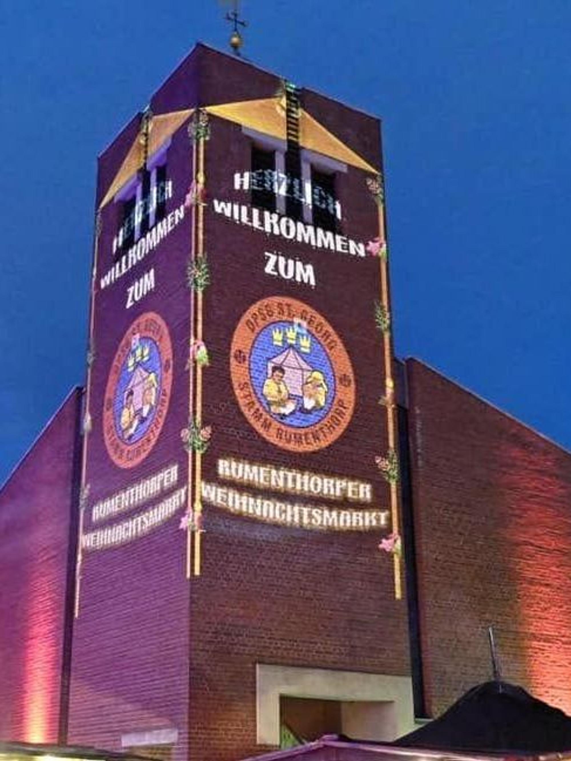 Ein Turm mit Lichtprojektion