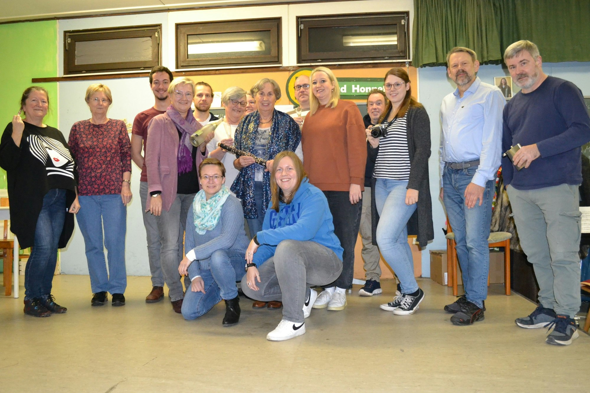 Das Ensemble des Theaterverein Rheidt auf der Bühne.