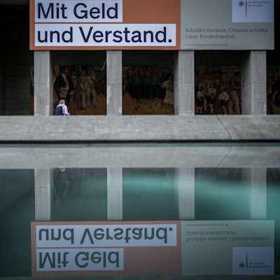 Ein Plakat mit der Aufschrift: „Mit Geld und Verstand. Schulden bremsen, Chancen schaffen. Unser Bundeshaushalt“. hängt über dem Eingang zum Bundesministerium der Finanzen. Das Plakat wurde mittlerweile entfernt.