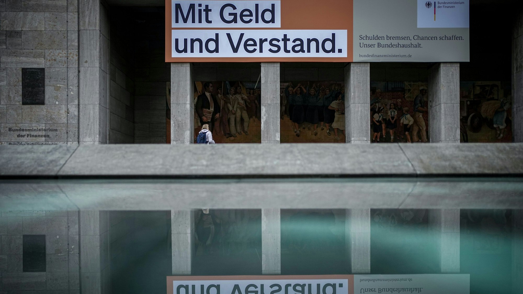Ein Plakat mit der Aufschrift: „Mit Geld und Verstand. Schulden bremsen, Chancen schaffen. Unser Bundeshaushalt“. hängt über dem Eingang zum Bundesministerium der Finanzen. Das Plakat wurde mittlerweile entfernt.