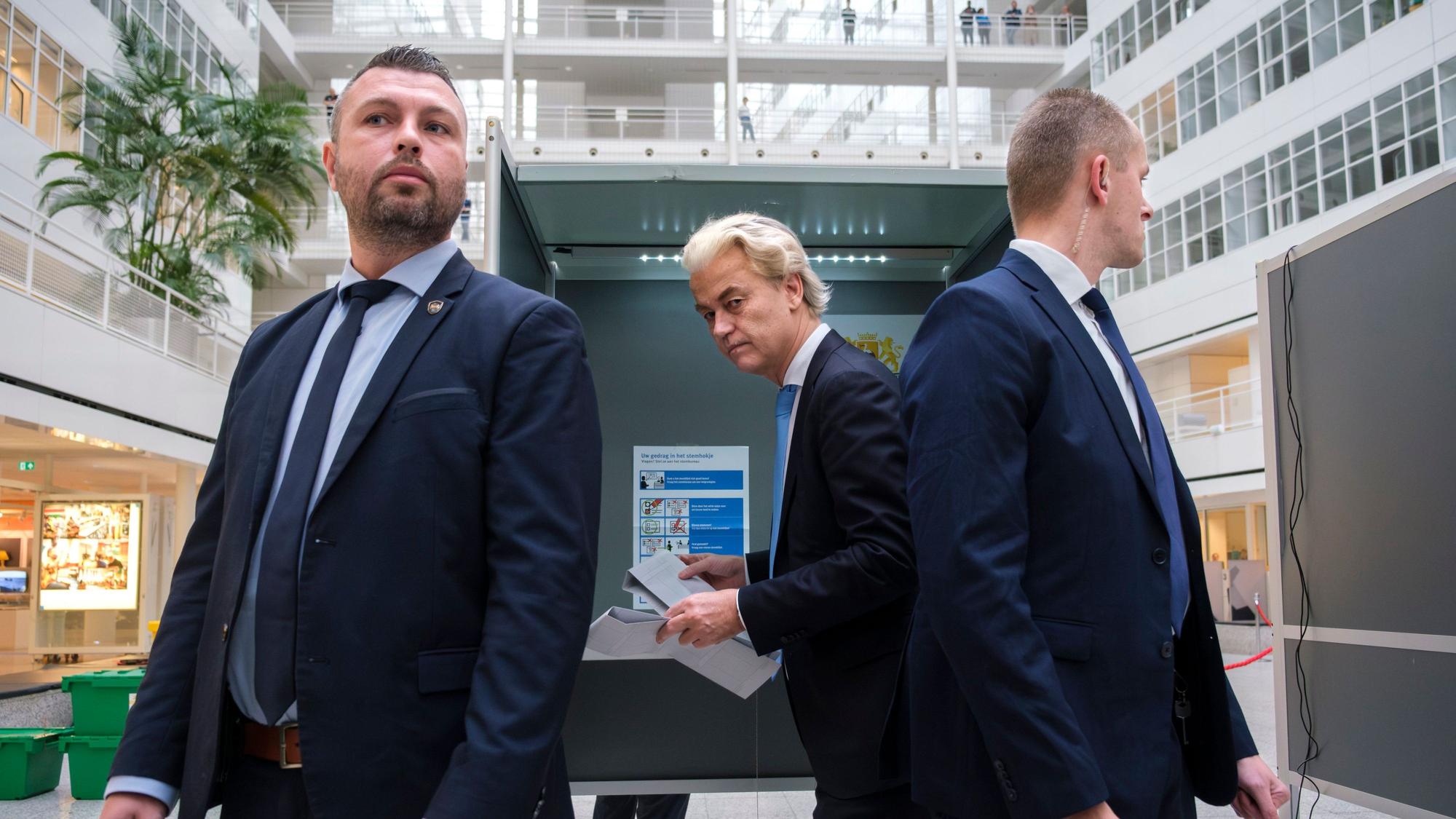 Geert Wilders, Vorsitzender der Partei für die Freiheit (PVV), gibt in Begleitung von Personenschützern seine Stimme für die Parlamentswahl ab.
