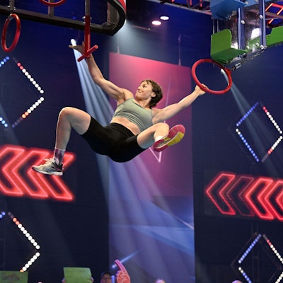 Sportstudentin Ada Theilken schwingt bei der RTL-Show Ninja Warrior Germany bei einem Hindernis durch die Luft.