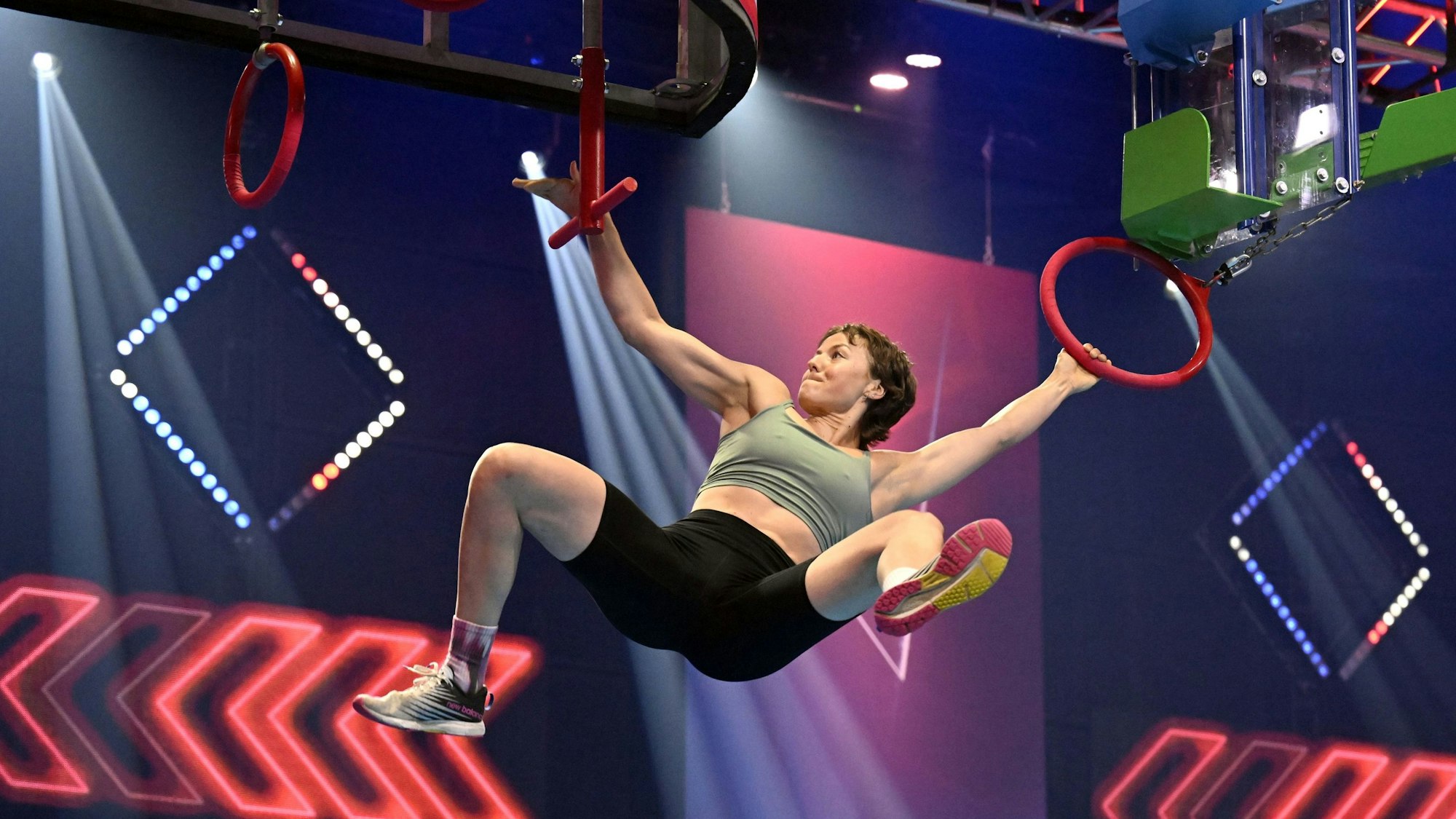 Sportstudentin Ada Theilken schwingt bei der RTL-Show Ninja Warrior Germany bei einem Hindernis durch die Luft.