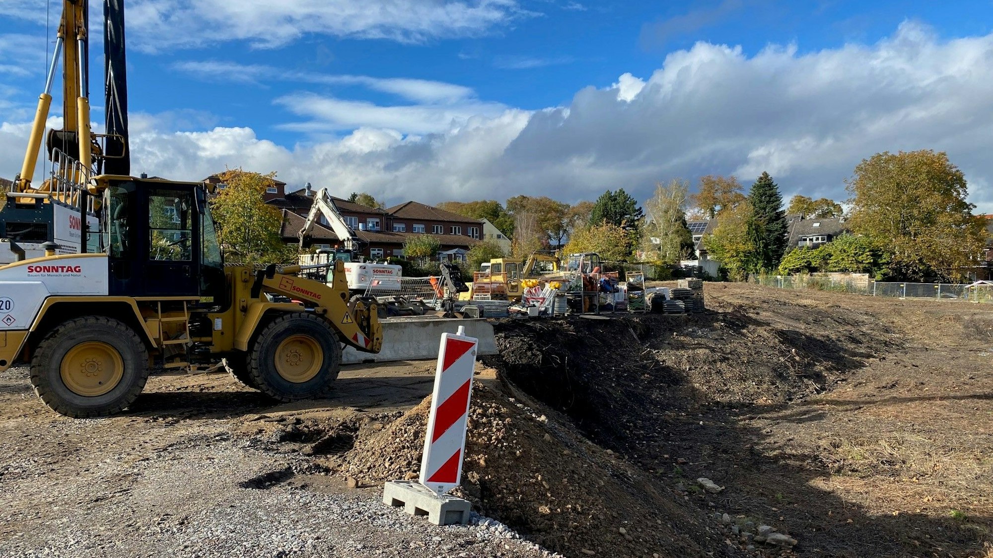 Zu sehen ist das Areal, auf dem die künftige Brühler Feuerwache errichtet werden soll. Im Hintergrund stehen Häuser.