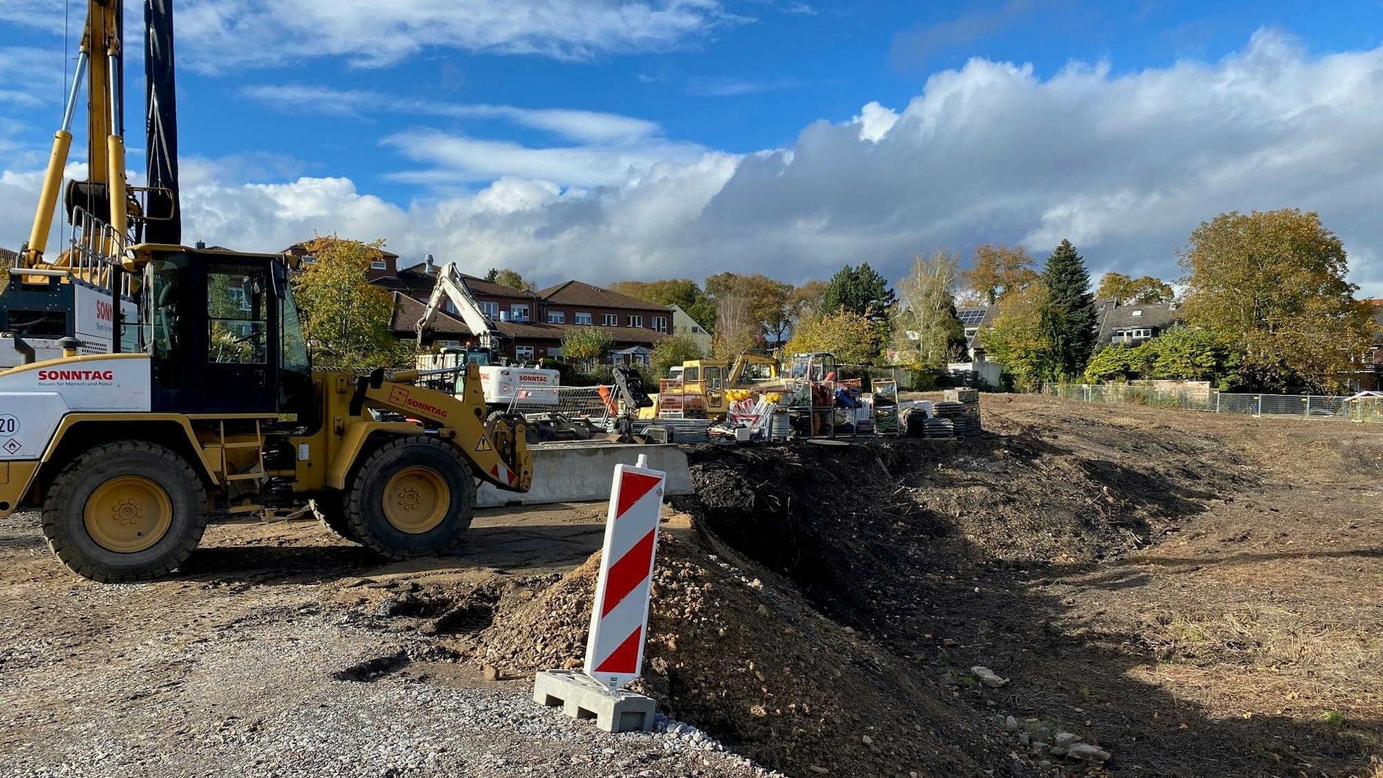 Zu sehen ist das Areal, auf dem die künftige Brühler Feuerwache errichtet werden soll. Im Hintergrund stehen Häuser.