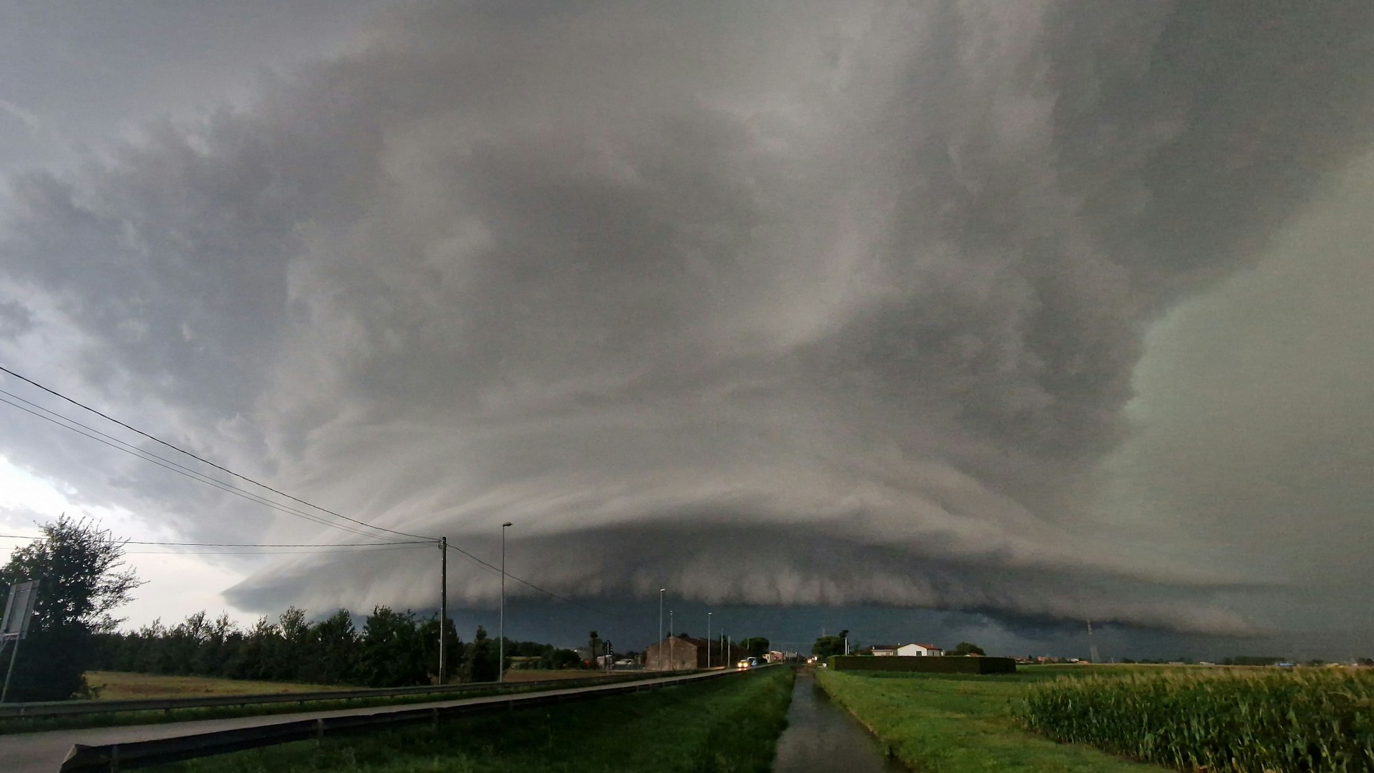Eine Unwetterzelle zieht über Venedigs Stadtteil Mestre. Schwere Unwetter haben in der Nacht zu Dienstag Teile Norditaliens heimgesucht. (Archivbild)