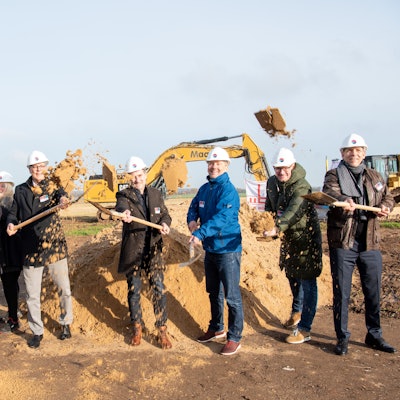 Mehrere Männer und eine Frau schaufeln mit Spaten losen Sand und werfen ihn in die Höhe. In der Mitte steht Ulf Hürtgen, Bürgermeister der Stadt Zülpich.