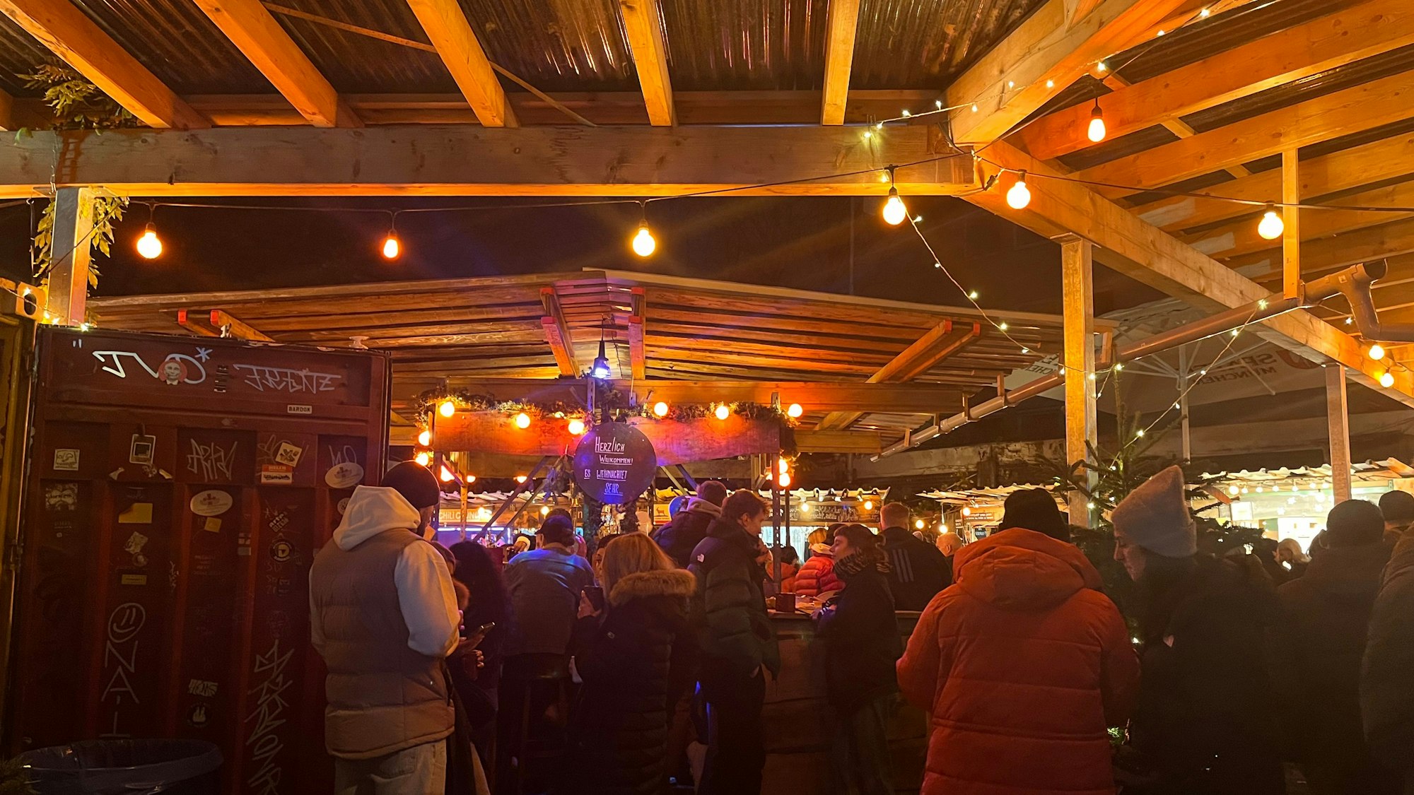 Vor einem Getränkestand drängen sich viele Menschen.