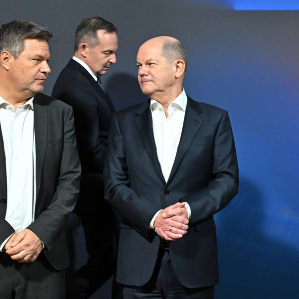 Thüringen, Jena: Robert Habeck (Bündnis90/Die Grünen, l-r), Bundesminister für Wirtschaft und Klimaschutz, Volker Wissing (FDP), Bundesminister für Digitales und Verkehr, und Bundeskanzler Olaf Scholz (SPD), stehen nebeneinander beim Exponatenrundgang beim Digital-Gipfel 2023.