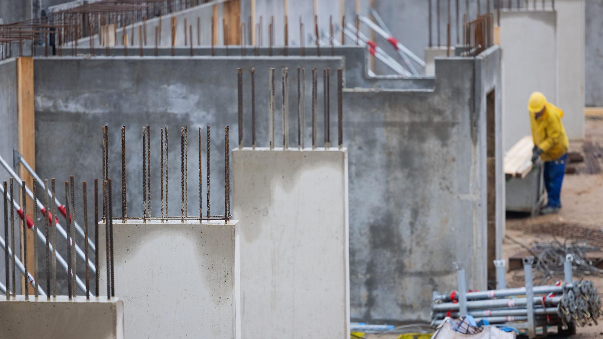 Baustelle mit Bauarbeiter
