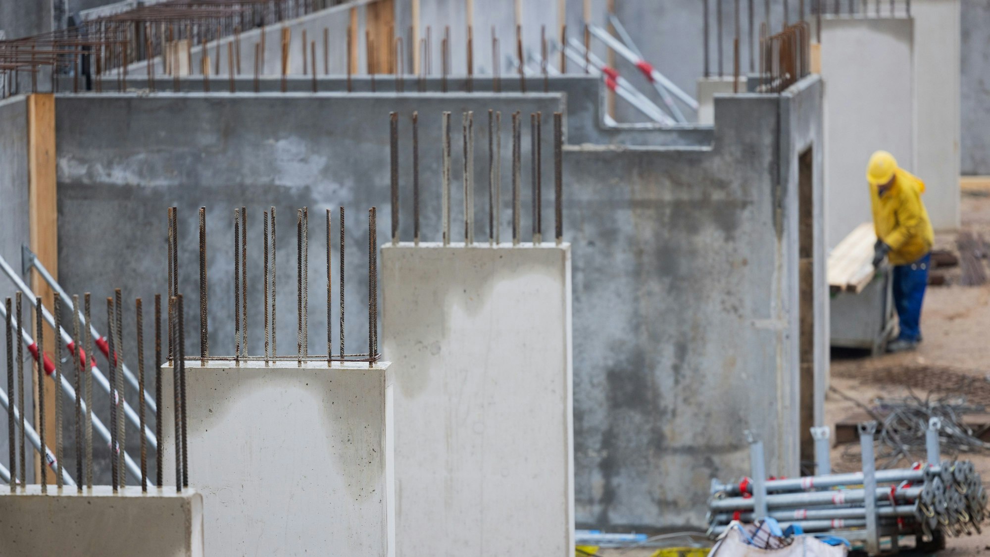 Baustelle mit Bauarbeiter