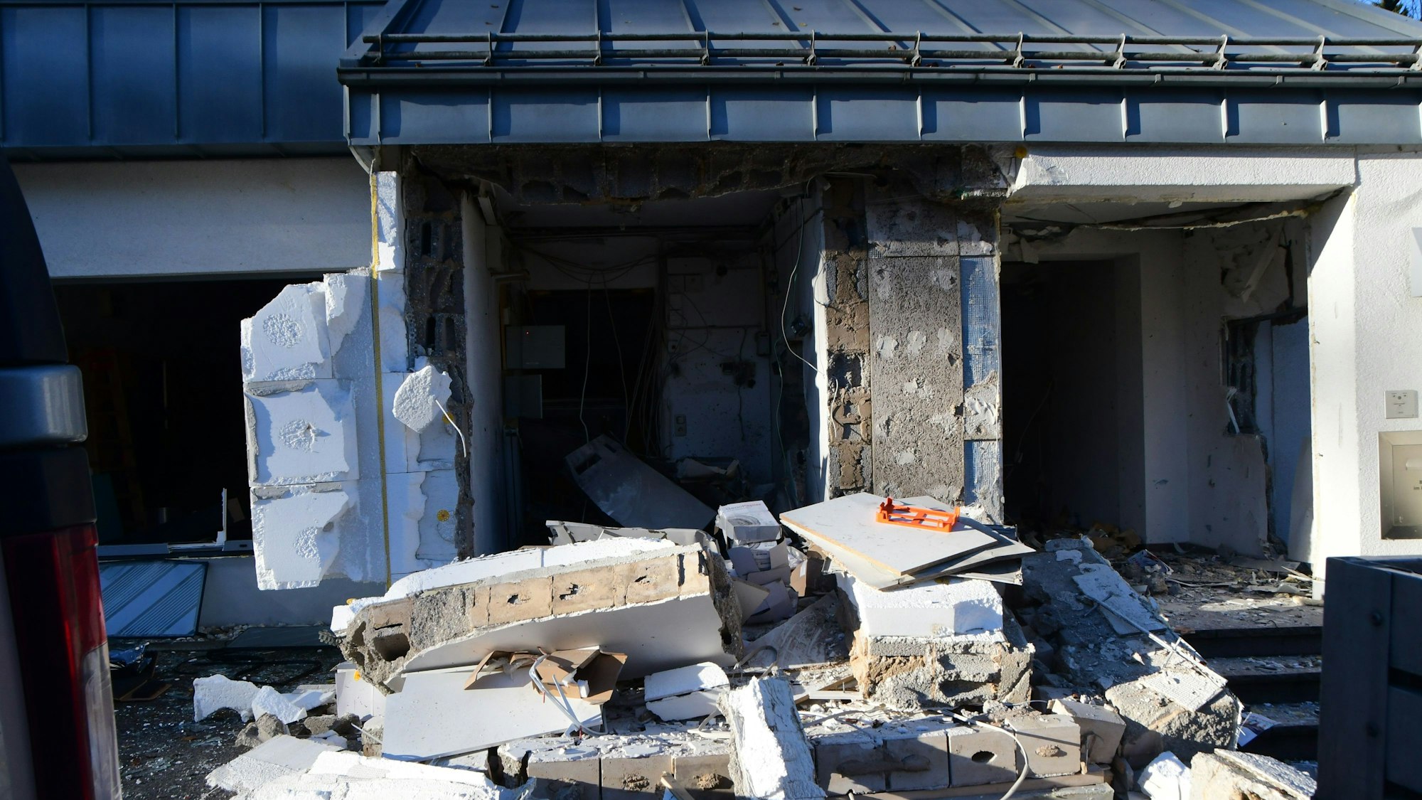 Vor dem zerstörten Vorbau des Bankgebäudes in Hardtbrücke liegen Trümmerteile.