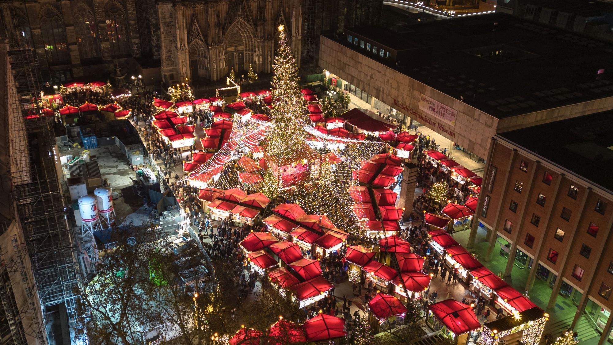 Blick von oben auf den Weihnachtsmarkt am Dom in Köln. Die Weihnachtsmärkte sind vielerorts in Nordrhein-Westfalen ähnlich gut besucht wie vor der Corona-Pandemie.