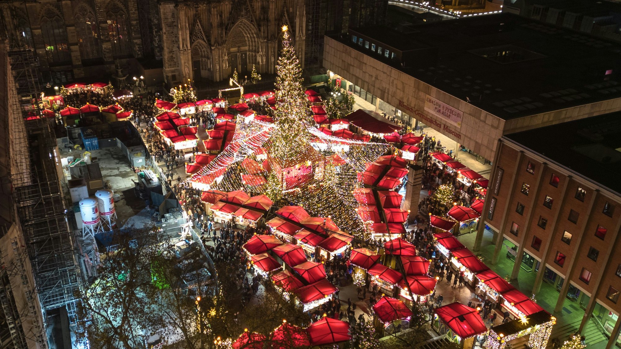 Blick von oben auf den Weihnachtsmarkt am Dom in Köln. Die Weihnachtsmärkte sind vielerorts in Nordrhein-Westfalen ähnlich gut besucht wie vor der Corona-Pandemie.