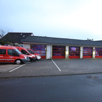 Ein flaches Haus mit fünf roten Toren für die Feuerwehr