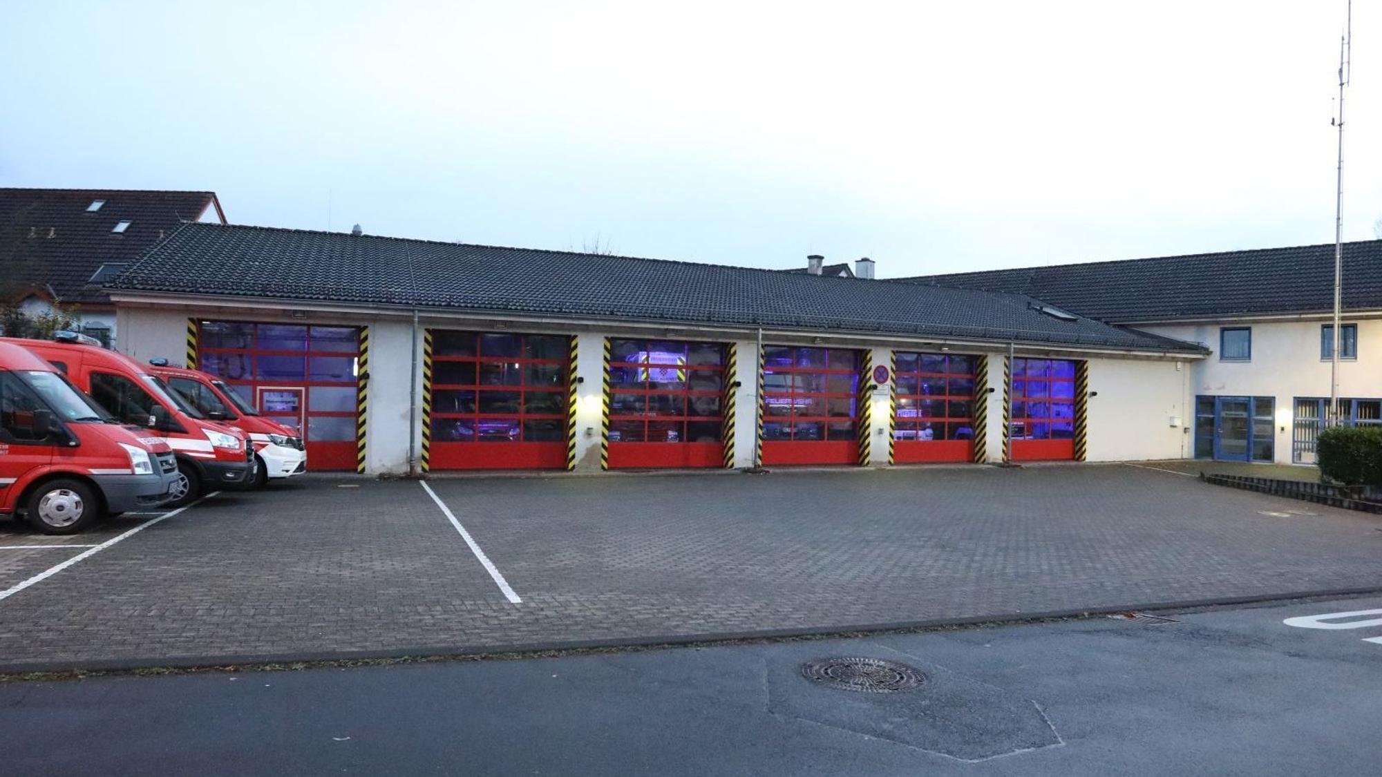 Ein flaches Haus mit fünf roten Toren für die Feuerwehr
