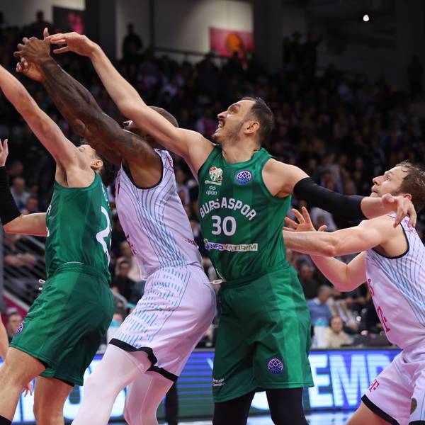 Synchrone Armhaltung beim Rebound: David Mutaf (l.) und Metin Turen (r.) kämpfen mit Bonns Ike Udanoh (M.) um den Ball.