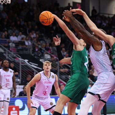 Synchrone Armhaltung beim Rebound: David Mutaf (l.) und Metin Turen (r.) kämpfen mit Bonns Ike Udanoh (M.) um den Ball.