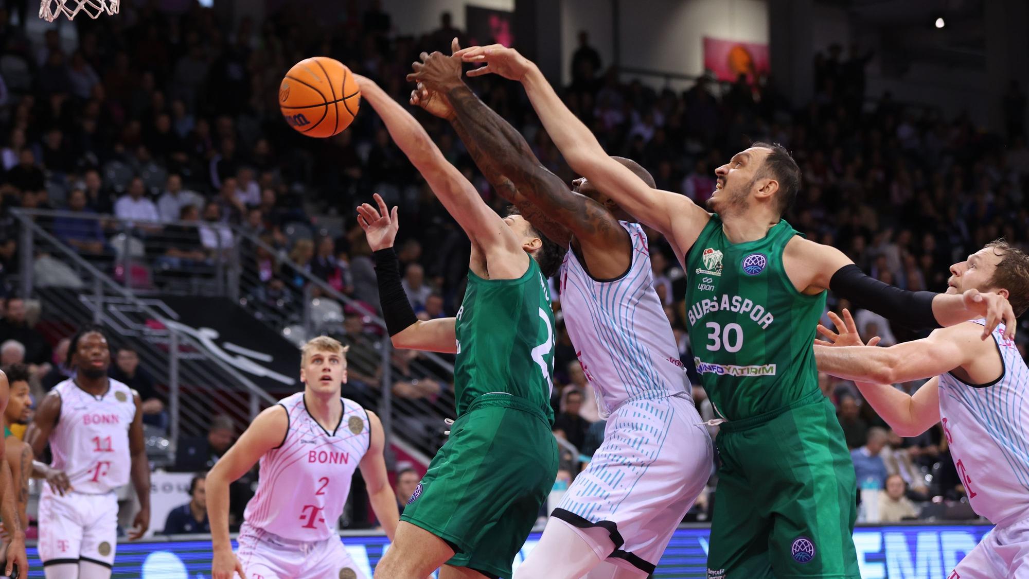 Synchrone Armhaltung beim Rebound: David Mutaf (l.) und Metin Turen (r.) kämpfen mit Bonns Ike Udanoh (M.) um den Ball.