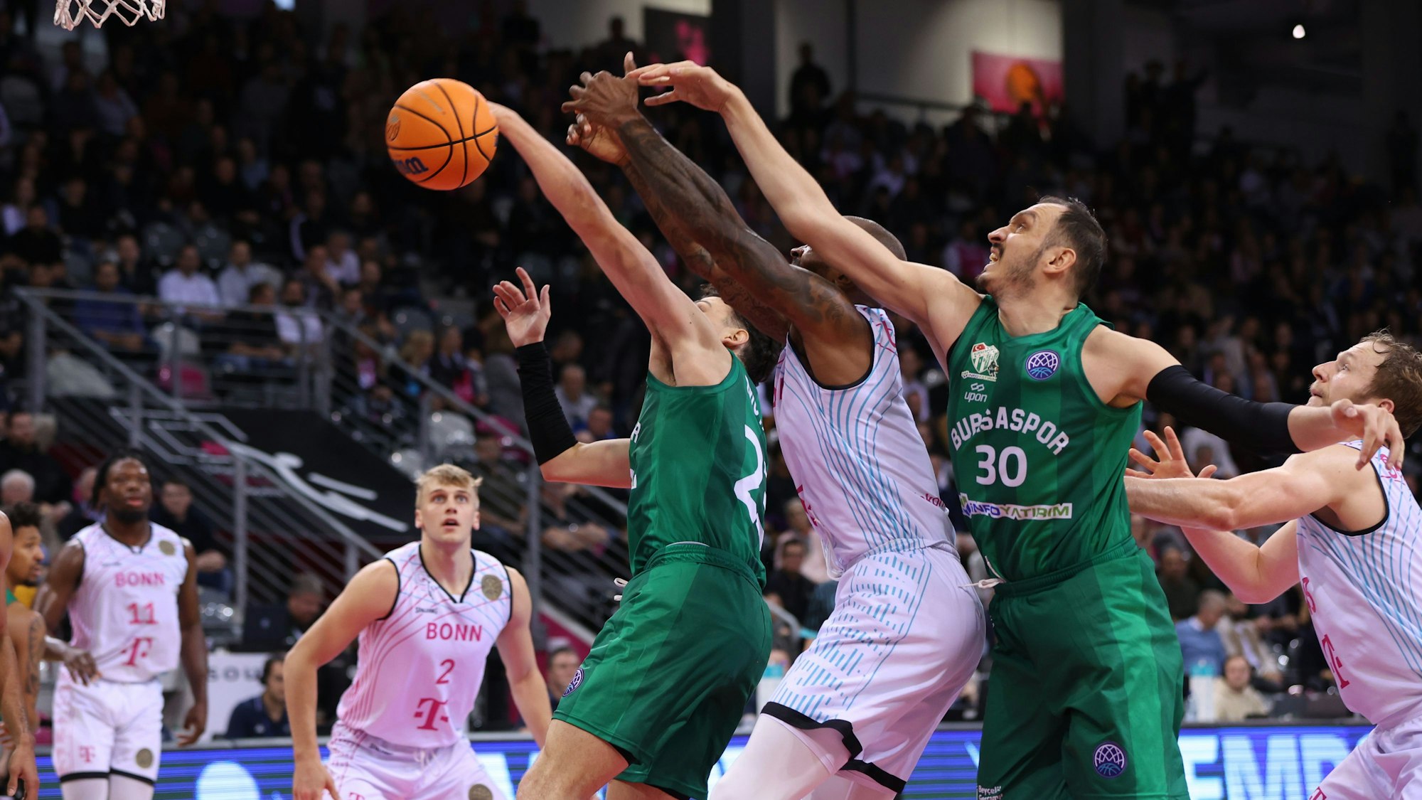 Synchrone Armhaltung beim Rebound: David Mutaf (l.) und Metin Turen (r.) kämpfen mit Bonns Ike Udanoh (M.) um den Ball.