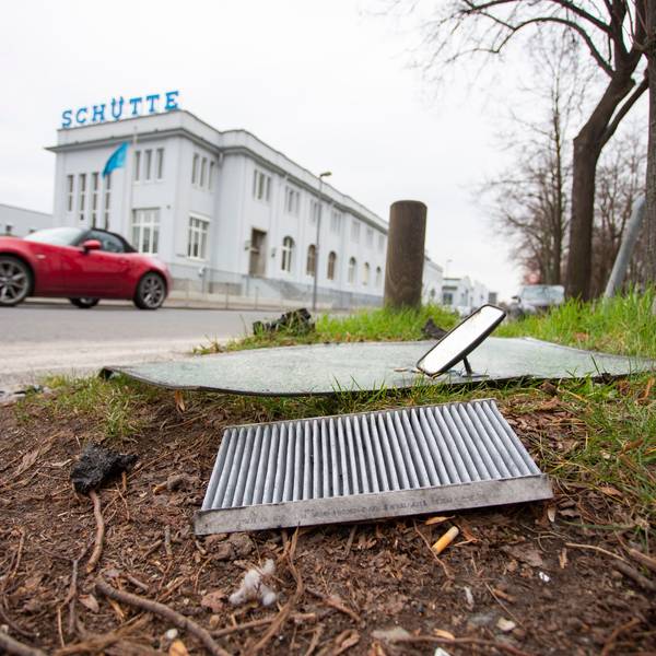 Ein rotes Auto fährt auf der Alfred-Schütte-Allee.