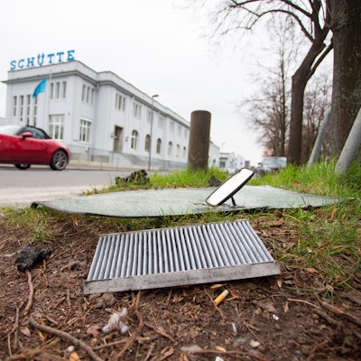 Ein rotes Auto fährt auf der Alfred-Schütte-Allee.