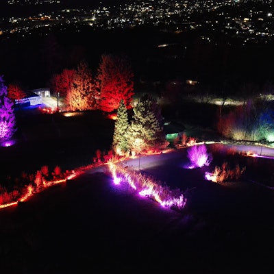 Spektakulär ist der Ausblick vom 34 Meter hohen Aussichtsplateau des Panarbora-Turms in Waldbröl beim Winterleuchten, wie hier zur Premiere im Jahr 2021.