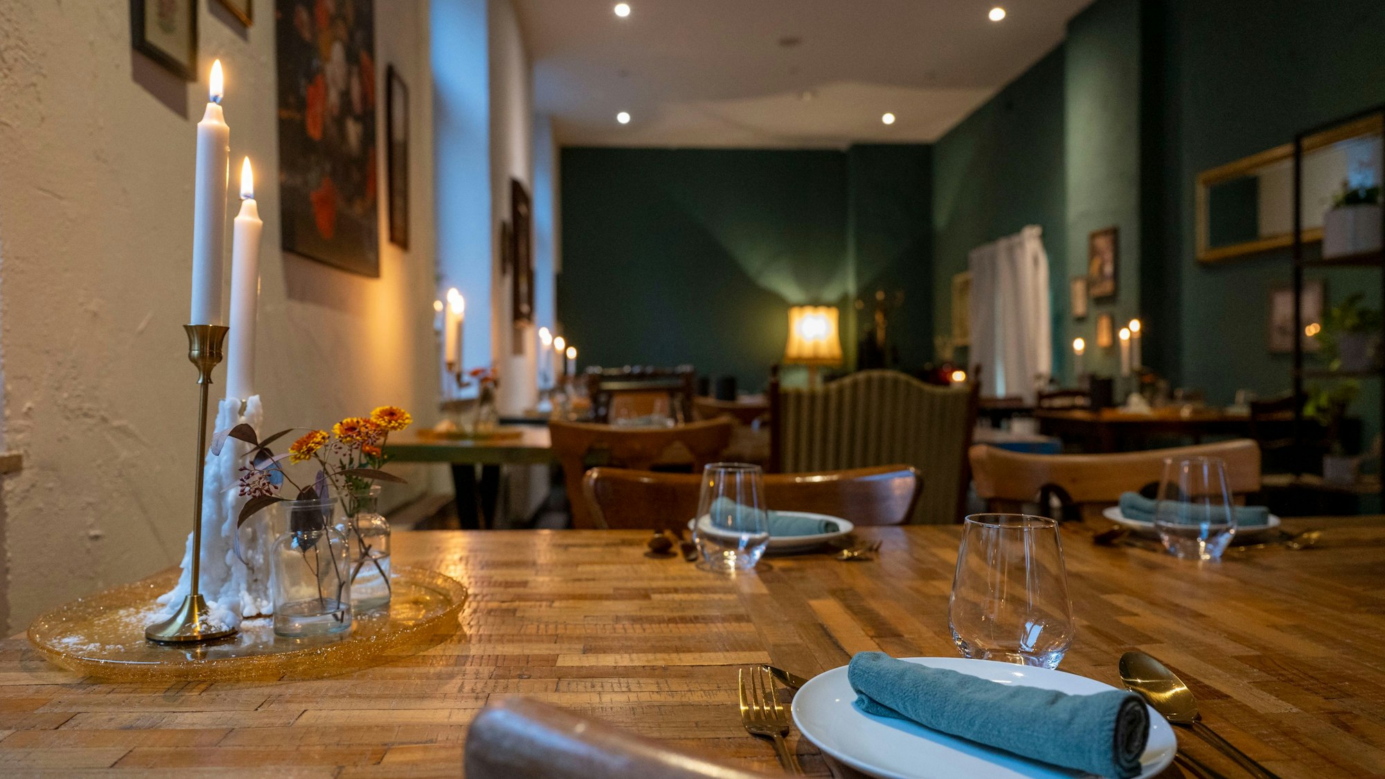 Der Blick von einem der dezenten, aber schön dekorierten Tische.