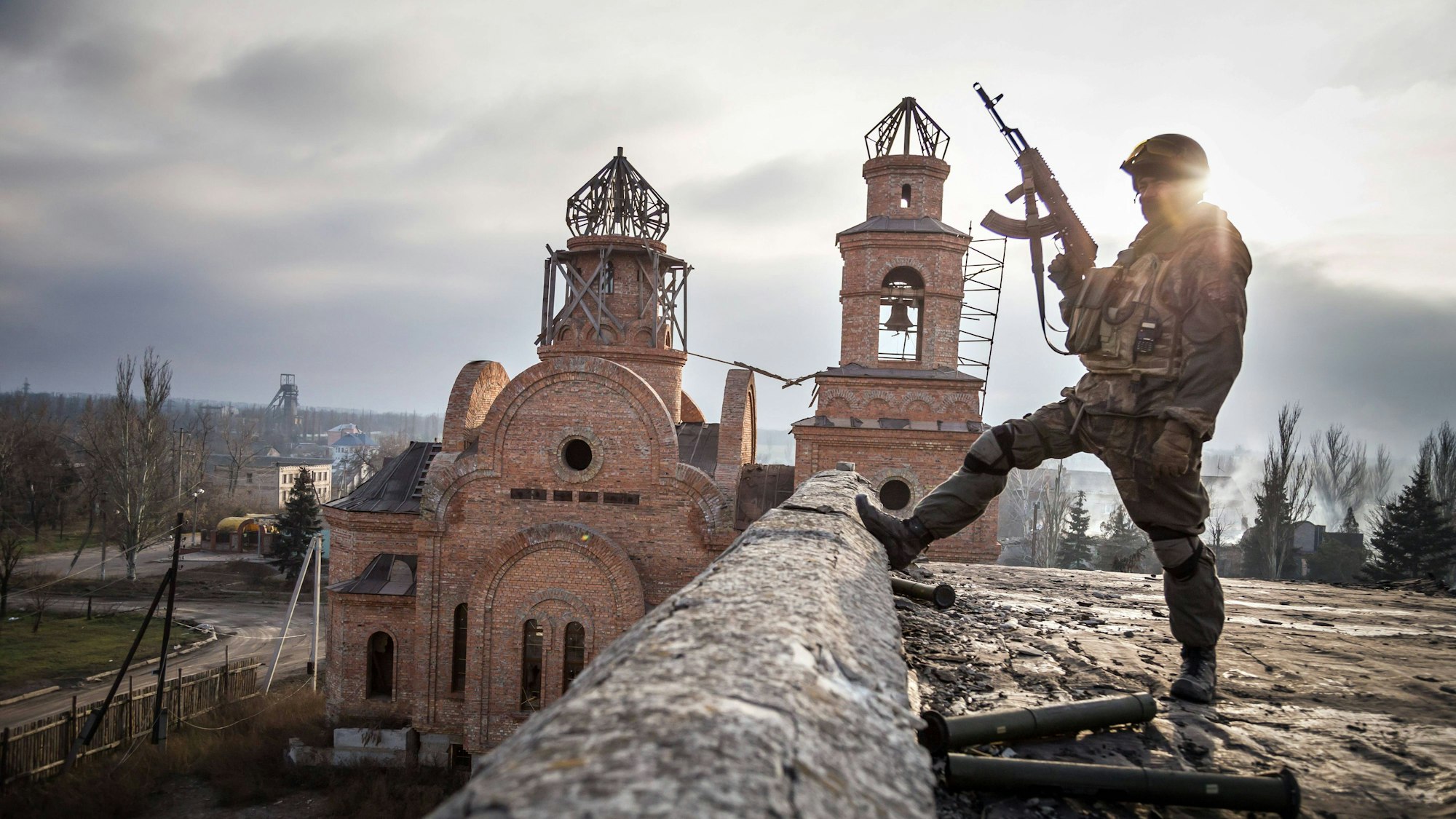 Ein russischer Soldat steht auf einem Dach in der Region Donezk in der Ukraine. Bei den russischen Streitkräften kommen Tausende Kriminelle zum Einsatz – und werden nach ihrem Dienst begnadigt. (Archivbild)