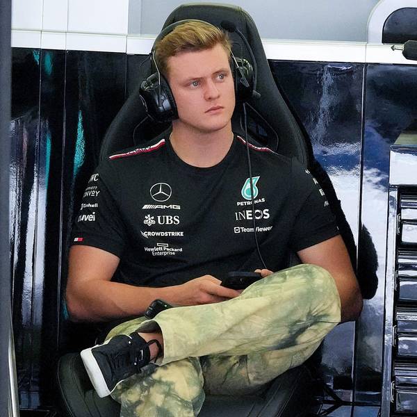 Formel-1-Pilot Mick Schumacher in der Box des Rennstalls Mercedes. Der Sohn von Michael Schumacher ist Test- und Ersatzfahrer für das Team von Lewis Hamilton und George Russell.