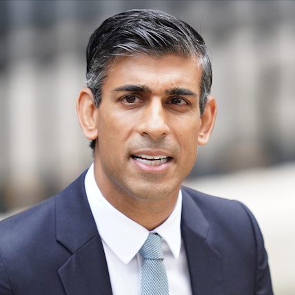 ARCHIV - 25.10.2022, Großbritannien, London: Rishi Sunak, Premierminister von Großbritannien, spricht vor 10 Downing Street. Der britische Premierminister Rishi Sunak hat Kritik des UN-Sondergesandten zum Schutz der Menschenrechte Fry an Haftstrafen für zwei Klimaaktivisten, darunter einem Deutschen, zurückgewiesen. (zu dpa: London weist Kritik von UN-Gesandtem an Haft für Klimaprotest zurück) Foto: James Manning/PA Wire/dpa +++ dpa-Bildfunk +++