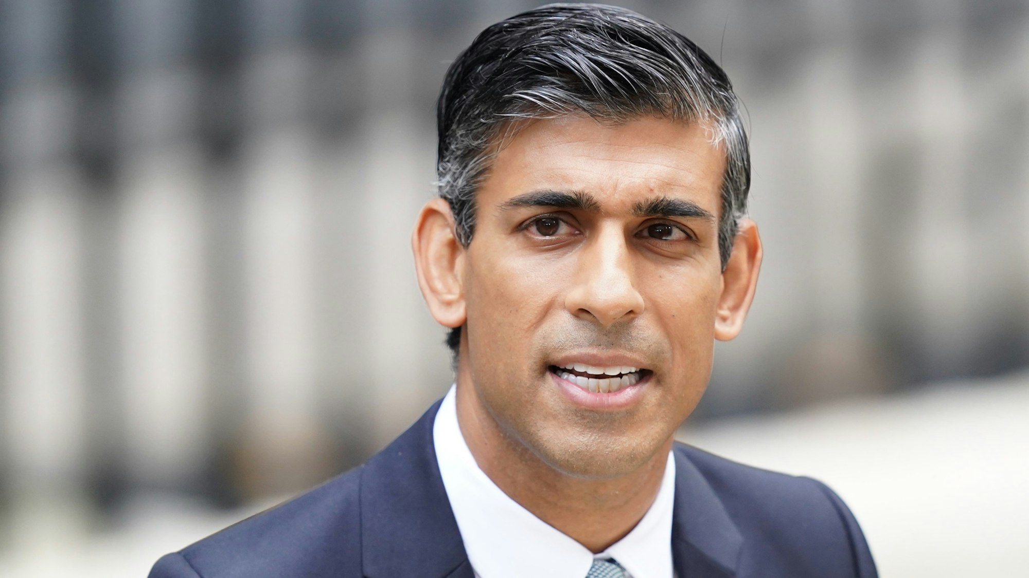 ARCHIV - 25.10.2022, Großbritannien, London: Rishi Sunak, Premierminister von Großbritannien, spricht vor 10 Downing Street. Der britische Premierminister Rishi Sunak hat Kritik des UN-Sondergesandten zum Schutz der Menschenrechte Fry an Haftstrafen für zwei Klimaaktivisten, darunter einem Deutschen, zurückgewiesen. (zu dpa: London weist Kritik von UN-Gesandtem an Haft für Klimaprotest zurück) Foto: James Manning/PA Wire/dpa +++ dpa-Bildfunk +++