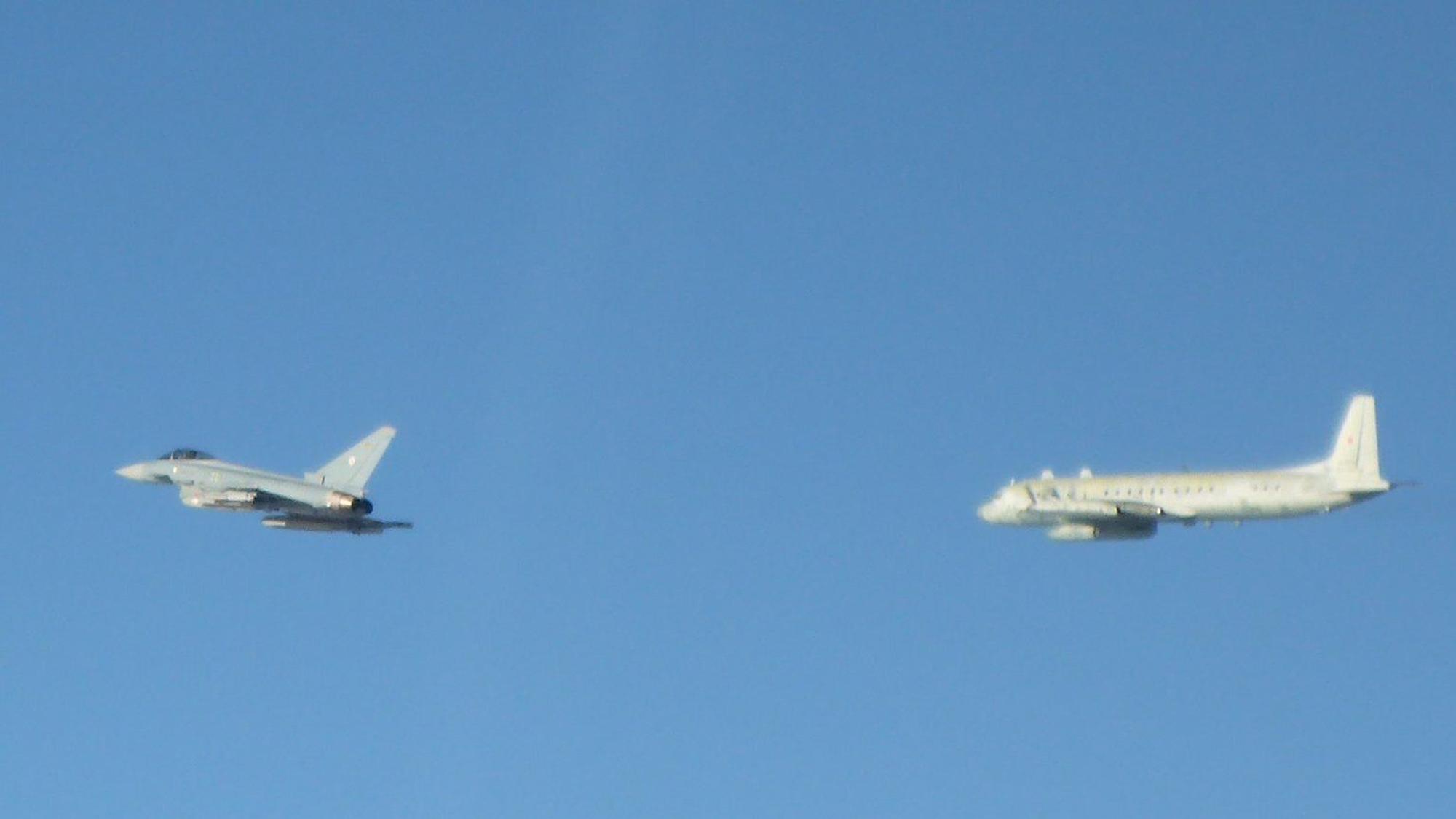 Ein Eurofighter der Alarmrotte der deutschen Luftwaffe (l.) überprüft über der Ostsee ein russisches Militärflugzeug vom Typ Iljuschin IL-20 (r.). Das russische Flugzeug war unangekündigt in NATO-Luftraum eingedrungen. (Archivbild)