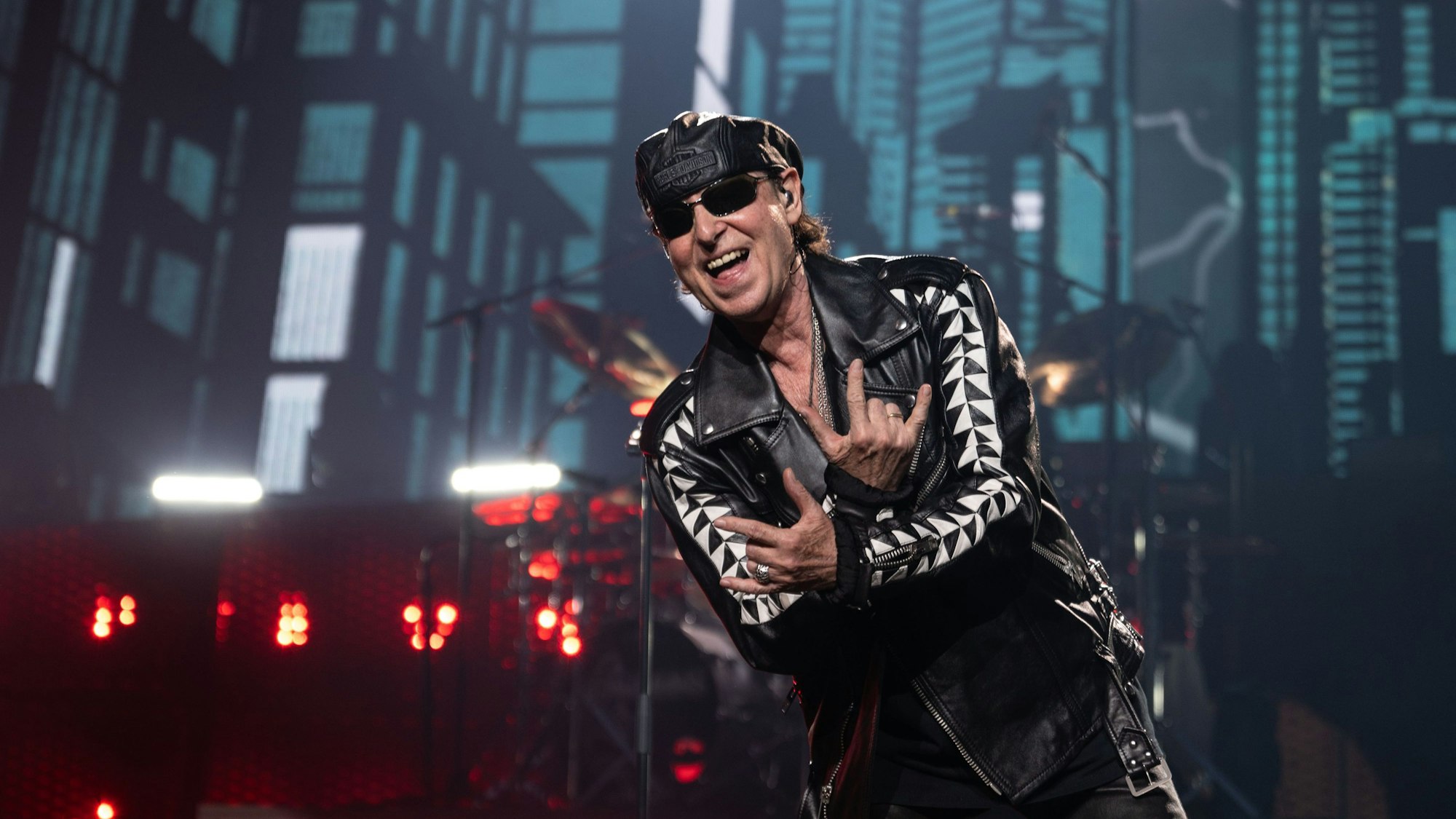 Die „Scorpions“ treten am 18. September in der Lanxess-Arena auf. Hier zu sehen, Sänger Klaus Meine bei einem Konzert in Dortmund.