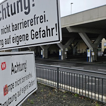 Schilder weisen an einem Bahnsteig darauf hin, dass die Rampe nicht barrierefrei ist.