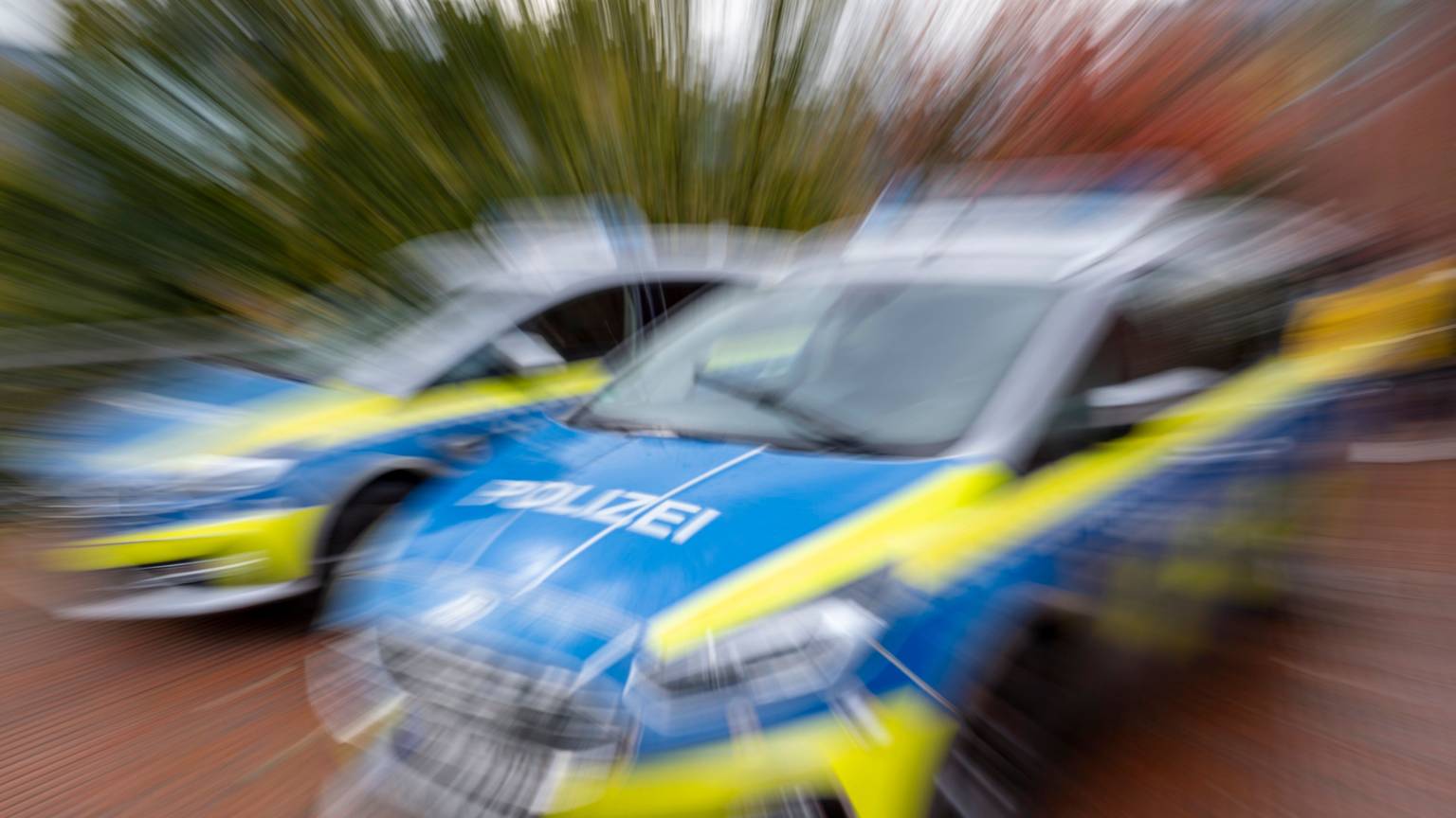 Zwei Streifenwagen der Polizei.
