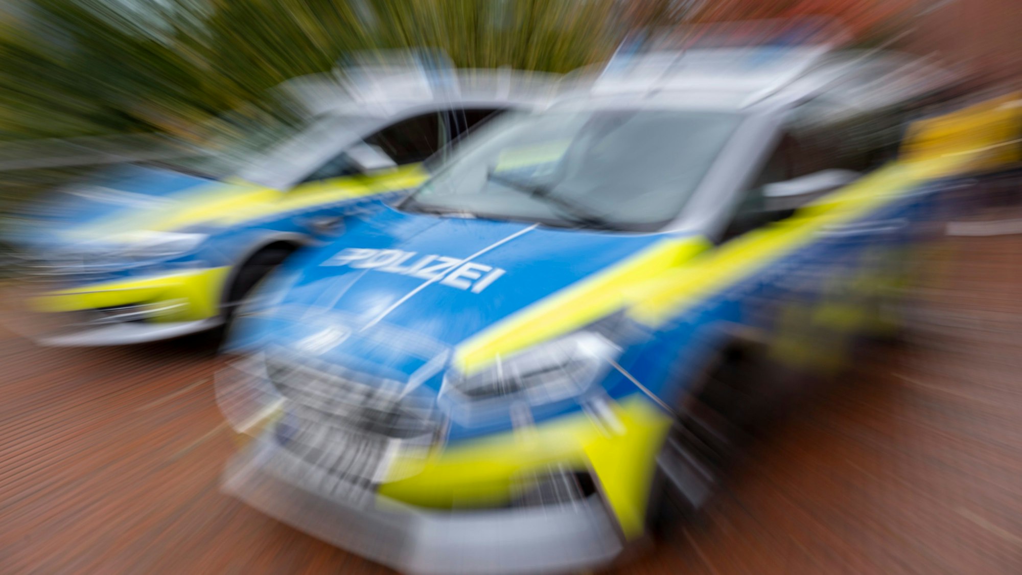 Polizeiwagen im Einsatz (Symbolfoto).