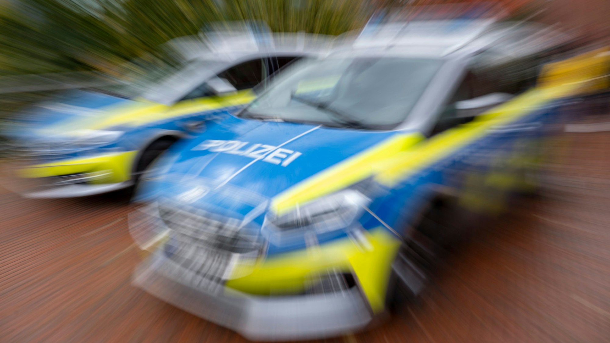 Zwei Streifenwagen der Polizei.