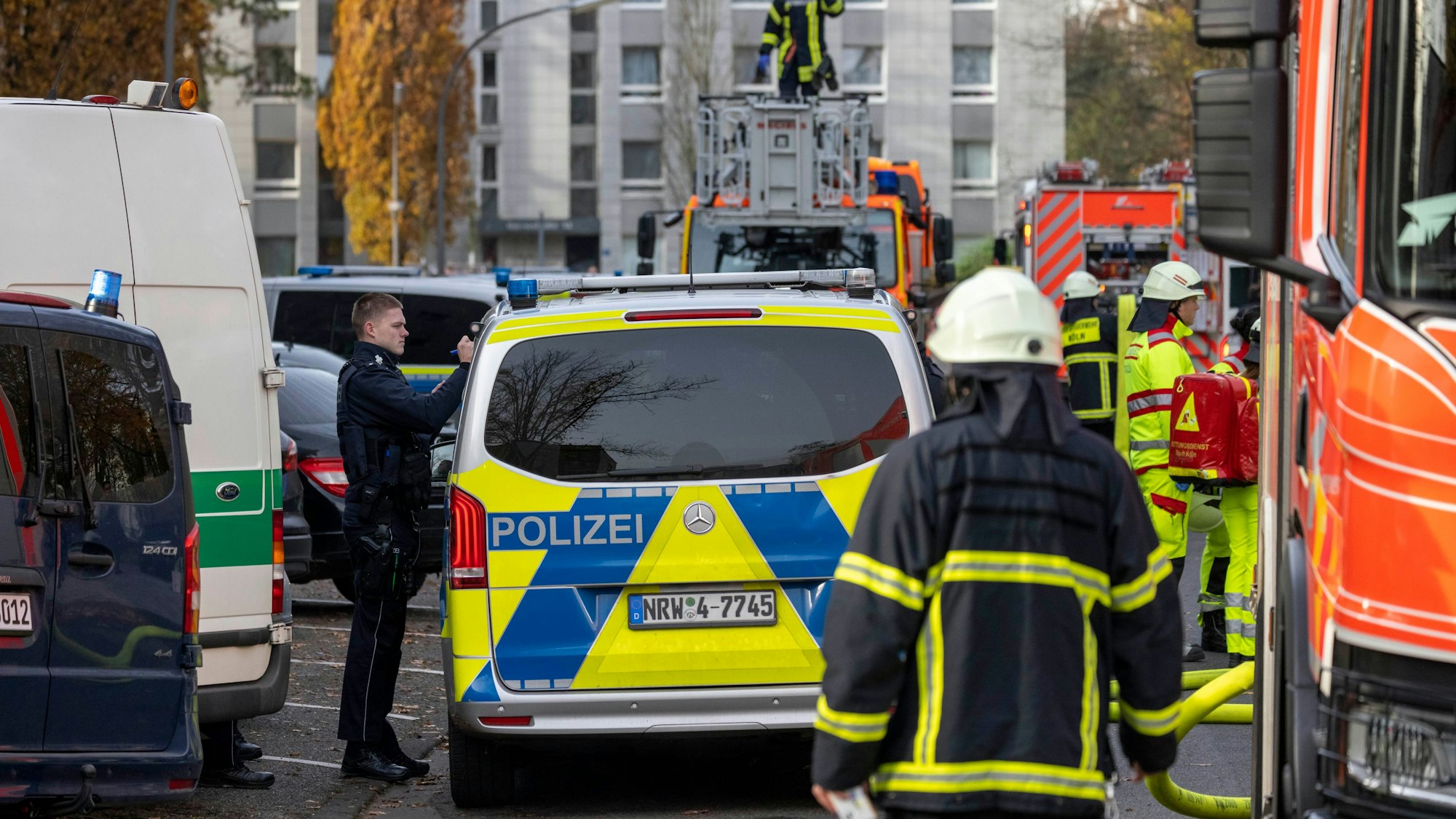 Mit einem großen Aufgebot waren die Einsatzkräfte vor Ort.
