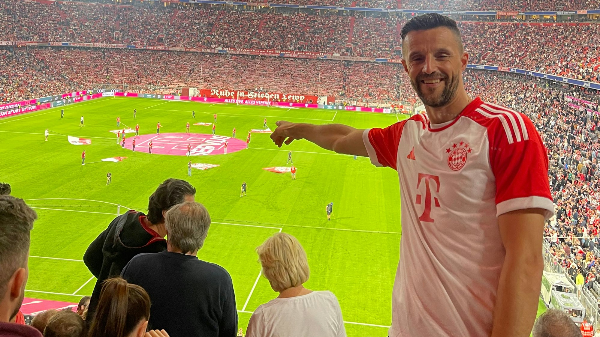 Auf dem Foto ist der Pulheimer Cünyet Karaca im Kölner Fußballstadion zu sehen. Er trägt ein Bayern-Trikot.
