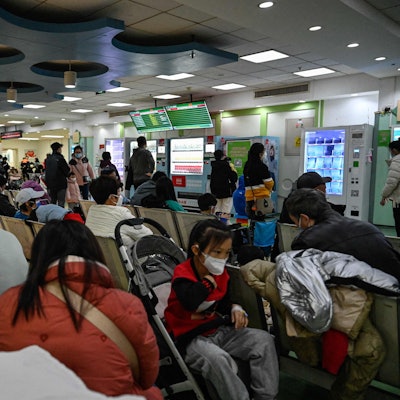 Kinder und ihre Eltern warten am 23. November 2023 in einem ambulanten Bereich eines Kinderkrankenhauses in Peking.