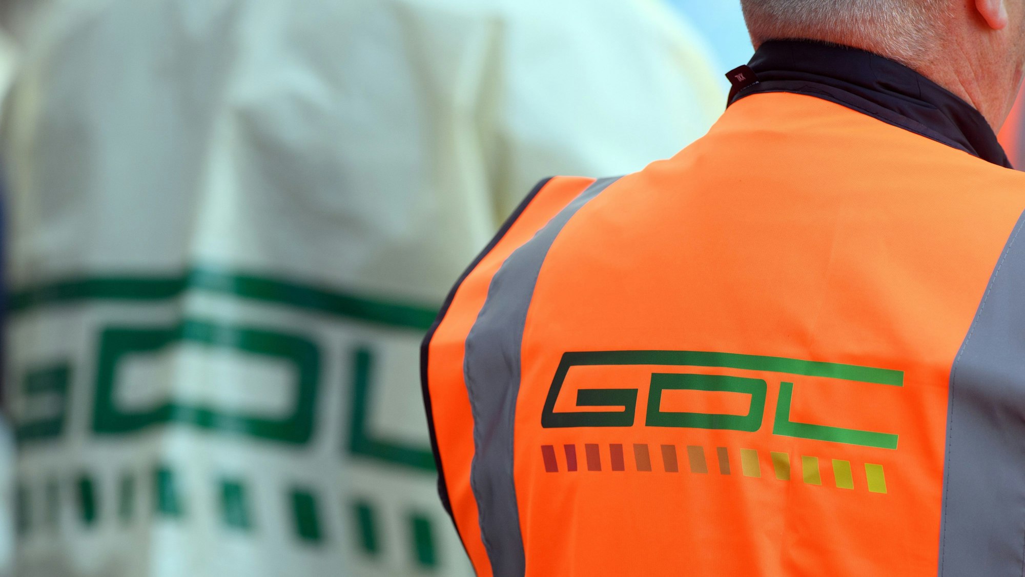 : Während einer Kundgebung der Gewerkschaft Deutscher Lokomotivführer (GDL) vor dem Hauptbahnhof tragen die Teilnehmer Westen mit der Aufschrift «GDL».