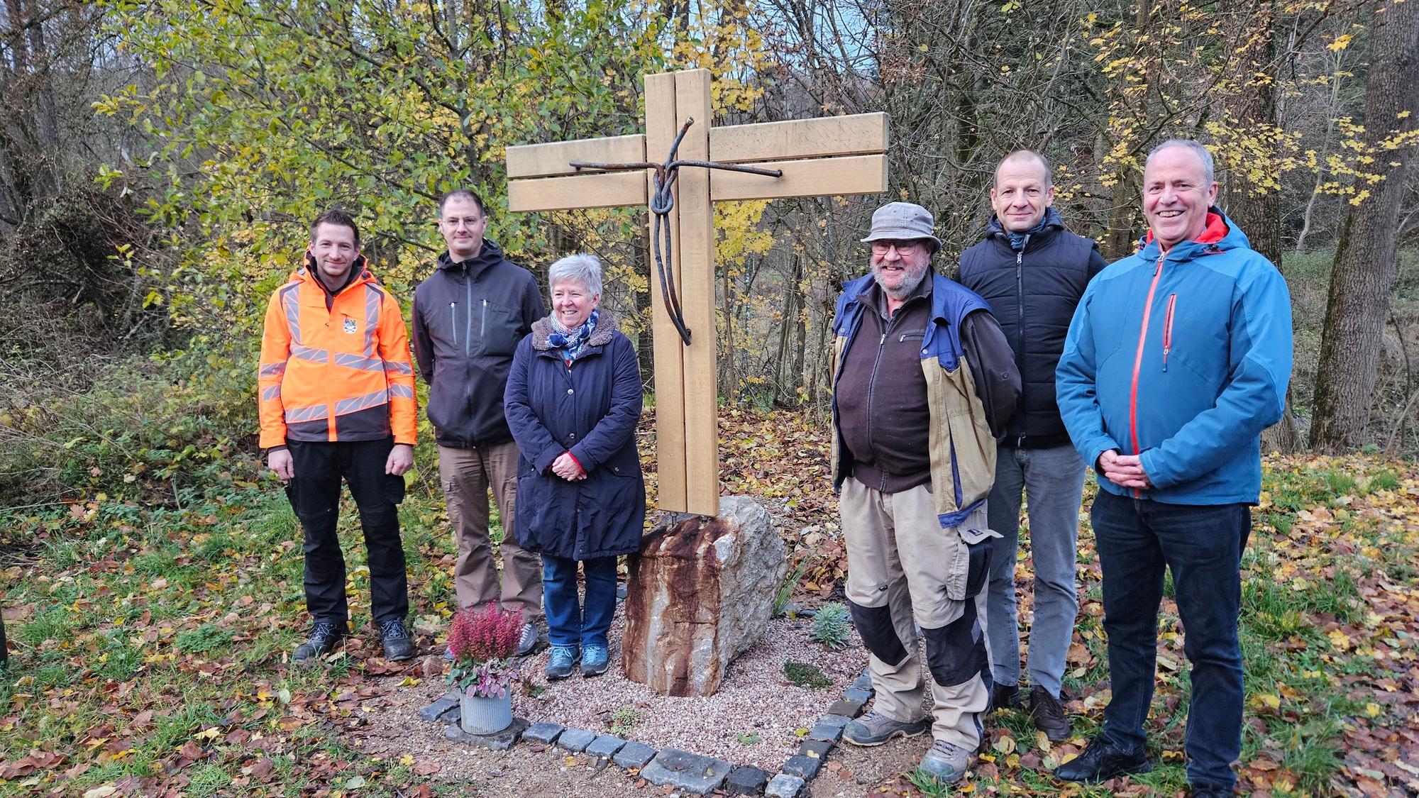 Florian Marx, Mathias Schumacher, Helga Bach, Franz-Heinrich Klinkhammer, Markus Larres und Hermann-Josef Esser stehen neben dem neuen Kreuz.