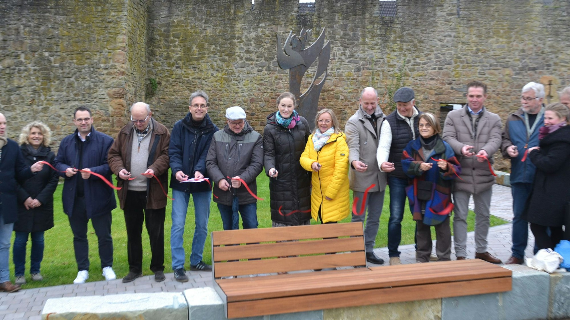 Zahlreiche Menschen durchschneiden zur Eröffnung des Bad Münstereifeler Europaplatzes ein rotes Band.